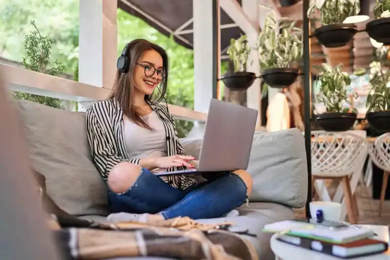 Czy warto pracować jako freelancer Kompleksowa analiza zalet i wad pracy na własną rękę