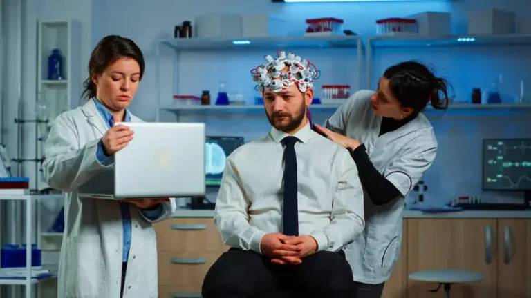 Jak neurotechnologia rewolucjonizuje leczenie depresji i lęków Przełomowe metody terapii w 2025 roku
