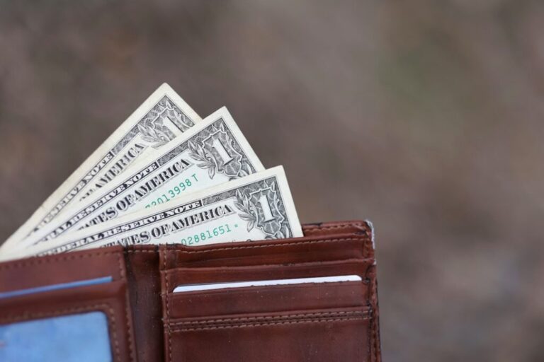 Dlaczego po podwyżce dalej brakuje pieniędzy – realny mechanizm