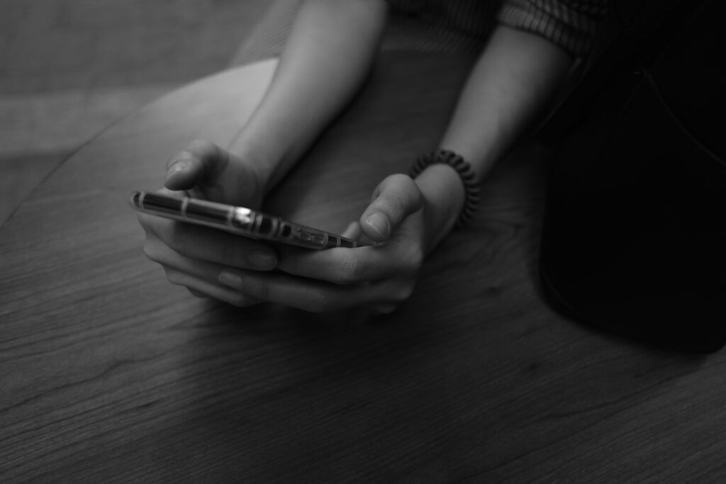 Jak ustawić telefon, żeby mniej uzależniał